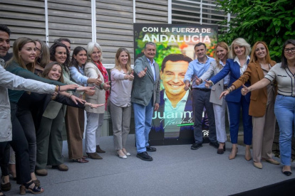 Antonio Sanz con la candidatura por Cádiz en el inicio de campaña.

Sebastián Hipperdinger / Europa Press
30/4/2026