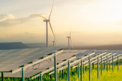 Paneles solares y turbinas eólicas