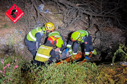 El Grupo de Rescate de los bomberos con el hombre perdido.