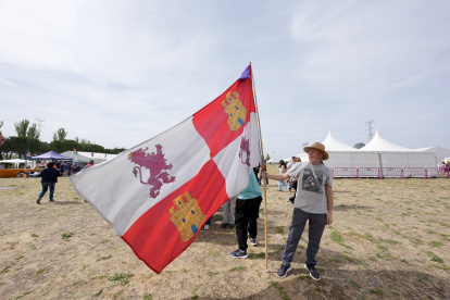 (Foto de ARCHIVO)
Una persona con la bandera de Castilla y León, durante la celebración del Día de Castilla y León, a 23 de abril de 2026, en Villalar de los Comuneros, Valladolid, Castilla y León (España). El Día de Castilla y León es la fiesta oficial de esa comunidad autónoma española, celebrada cada 23 de abril. El centro de la celebración es la localidad vallisoletana de Villalar de los Comuneros, lugar en el que se conmemora el aniversario de la batalla, decisiva para las Comunidades de Castilla, que se saldó ese mismo día de 1521 con la decapitación de los tres líderes comuneros: Padilla, Bravo y Maldonado.

Photogenic/Claudia Alba / Europa Press
23/4/2026