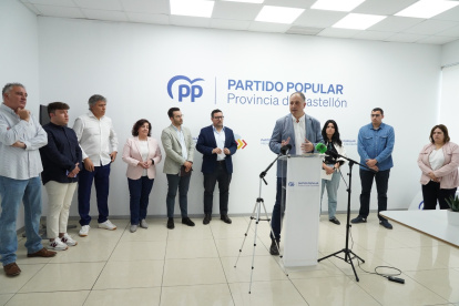 Salvador Aguilella junto a portavoces del PP

REMITIDA / HANDOUT por PPCS
Fotografía remitida a medios de comunicación exclusivamente para ilustrar la noticia a la que hace referencia la imagen, y citando la procedencia de la imagen en la firma
04/5/2026