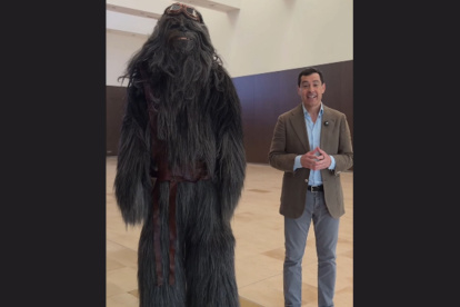 Juanma Moreno con el personaje de Star Wars, Chewbacca.