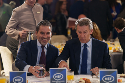 El presidente del Partido Popular, Alberto Núñez Feijóo (d), y el vicesecretario de Cultura y Deporte y portavoz nacional del PP, Borja Sémper (i), durante un desayuno informativo organizado por Nueva Economía Fórum, en el Four Seasons Hotel Madrid, a 5 de mayo de 2026, en Madrid (España). Sémper se ha reincorporado a Génova tras diez meses de baja por un cáncer y ha retomado su actividad política.

Matias Chiofalo / Europa Press
05/5/2026