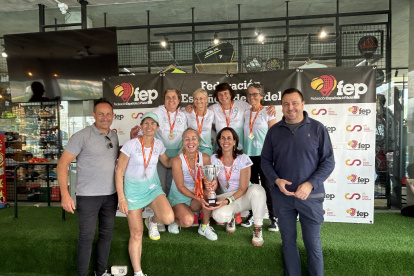 Imagen de los ganadores en el campeonato internacional de pádel.