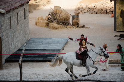 Un actor a caballo durante el espectáculo 'El misterio de Sorbaces' de Puy du Fou.