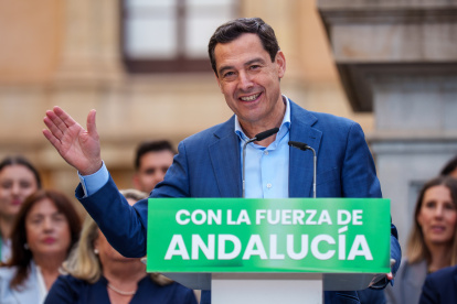 El presidente de la Junta y candidato del PP-A a la reelección, Juanma Moreno, interviene en un acto público en Granada.