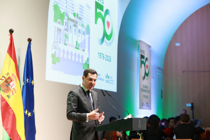 El presidente de la Junta de Andalucía, Juanma Moreno, interviene en el acto conmemorativo por el 50 aniversario del Hospital Universitario Reina Sofía de Córdoba.