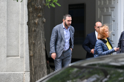 (Foto de ARCHIVO)
El empresario Víctor de Aldama a su salida del Tribunal Supremo, a 4 de mayo de 2026, en Madrid (España). El exministro de Transportes José Luis Ábalos declara hoy en el juicio del Tribunal Supremo por las presuntas irregularidades en la compra de mascarillas en pandemia, una vez que ya lo han hecho los otros dos acusados, su exasesor Koldo García y el empresario Víctor de Aldama. Tras ello, al juicio que se celebra en el Salón de Plenos del alto tribunal desde el pasado 7 de abril sólo le quedará por practicar la prueba documental y escuchar los informes finales de acusaciones y defensas, por lo que podría quedar mañana, martes 5 de mayo, visto para sentencia.

Gustavo Valiente / Europa Press
04/5/2026