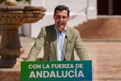 El presidente del PP andaluz y candidato a la reelección a la Presidencia de la Junta de Andalucía, Juanma Moreno atiende a los medios de comunicación en su pueblo natal Alhaurín El Grande. A 6 de mayo de 2026 en Alhaurín El Grande, Málaga (Andalucía, España). El presidente del PP andaluz y candidato a la reelección a la Presidencia de la Junta de Andalucía, Juanma Moreno, ha atendido a los medios de comunicación este miércoles en Alhaurín El Grande, después de realizar un paseo por el municipio. Con esta visita, Moreno continúa su agenda de precampaña por la provincia malagueña, acercándose a los vecinos y transmitiendo su mensaje de cara a las próximas elecciones autonómicas.

Francisco J. Olmo / Europa Press
06/5/2026