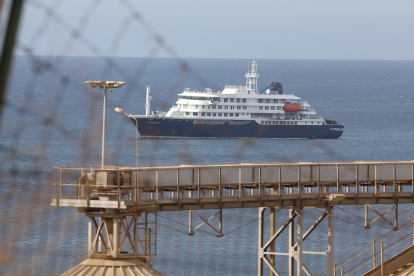 El crucero MV Hondius afectado por un brote de coronavirus fondeado delante de las costas de Cabo Verde.
