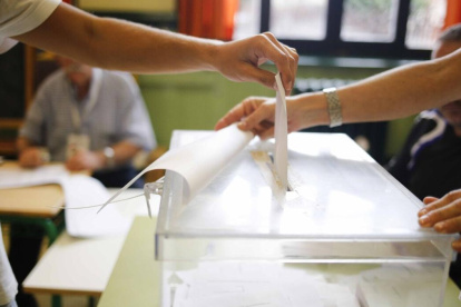 Gente votando