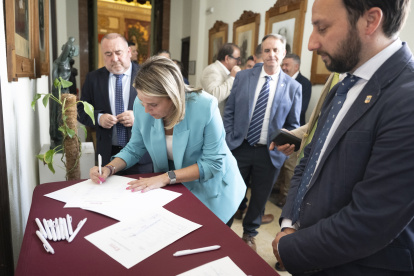 Firma del manifiesto

REMITIDA / HANDOUT por DIPUTACIÓN
Fotografía remitida a medios de comunicación exclusivamente para ilustrar la noticia a la que hace referencia la imagen, y citando la procedencia de la imagen en la firma
11/5/2026