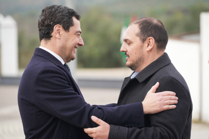 El presidente de la Junta de Andalucía, Juanma Moreno, en febrero con el alcalde de Adamuz (Córdoba), Rafael Moreno.
