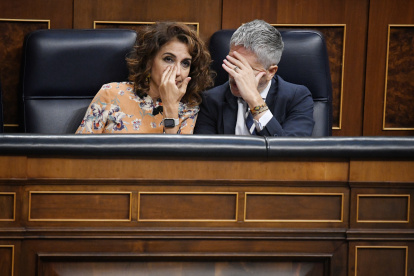 La vicepresidenta primera y ministra de Hacienda, María Jesús Montero y el ministro de Interior, Fernando Grande-Marlaska, en el Congreso.