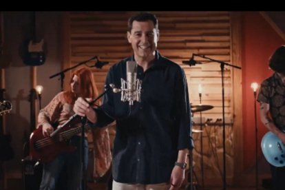Juanma Moreno en el videoclip de la canción 'Kilómetro Sur'.
