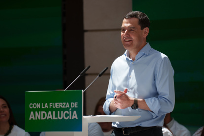 El presidente del PP andaluz y candidato a la reelección, Juanma Moreno, en un acto de campaña organizado en la capital gaditana.