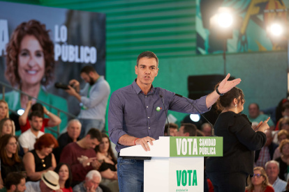 Pedro Sánchez en un mitin en Pulianas, Granada.