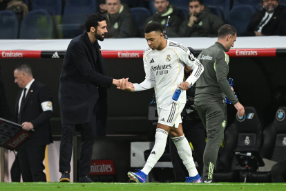 MADRID, SPAIN - JANUARY 17: Alvaro Arbeloa, Head Coach of Real Madrid, congratulates Kylian Mbappe of Real Madrid for scoring the teams first goal during the LaLiga EA Sports match between Real Madrid CF and Levante UD at Estadio Santiago Bernabeu on January 17, 2026 in Madrid, Spain. (Photo by Denis Doyle/Getty Images)