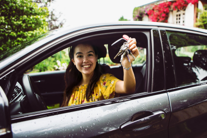Una chica sostiene en sus manos las llaves de su coche