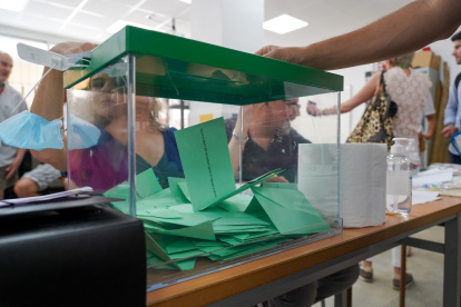 Urnas con las papeletas donde los andaluces ejercen su derecho al voto .
