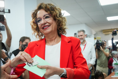 La candidata del PSOE-A, María Jesús Montero, vota en Sevilla  en el Colegio de Escuelas Profesionalesde Sevilla votando.