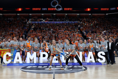 Valencia Basket Femenino levanta la copa de la Liga F Endesa