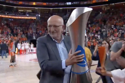 El presidente de Mercadona, Juan Roig, con la copa de la Liga F Endesa ganada por el Valencia Basket Femenino
