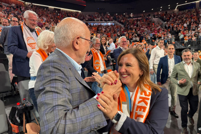 Juan Roig celebra la Liga F Endesa del Valencia Basket Femenino con María José Catalá