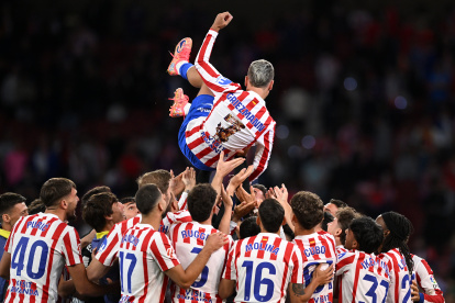 MADRID, SPAIN - MAY 17: Antoine Griezmann of Atletico de Madrid is hoisted by teammates during a post match tribute to Antoine Griezmann after the LaLiga EA Sports match between Atletico de Madrid and Girona FC at Riyadh Air Metropolitano on May 17, 2026 in Madrid, Spain. (Photo by Denis Doyle/Getty Images)