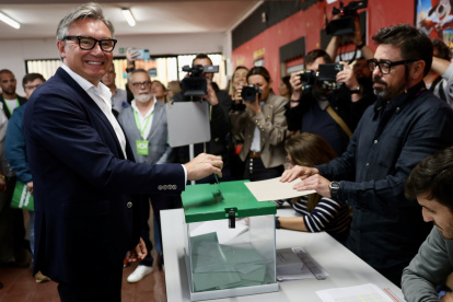 El candidato de Vox, Manuel Gavira, votando en la mañana del 17M