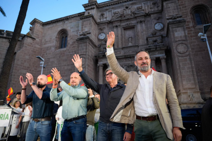 El presidente de VOX, Santiago Abascal, junto con al líder andaluz Manuel Gavira durante la campaña en Almería.