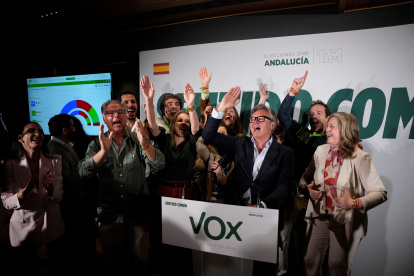 El candidato de Vox a la Presidencia de la Junta, Manuel Gavira, celebra los resultados electorales.