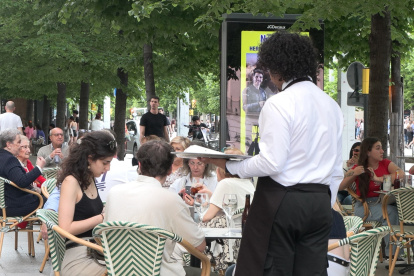 Gente en la terraza de un bar en Zaragoza, siempre hacen falta camareros y si están bien educados, mejor.
EUROPA PRESS
24/4/2026