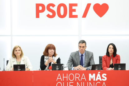 La presidenta del PSOE, Cristina Narbona, el presidente del Gobierno, Pedro Sánchez y la secretaria de Organización del PSOE, Rebeca Torró.