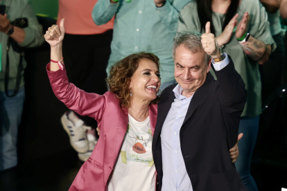La secretaria general del PSOE-A, María Jesús Montero, en un mitin en Cádiz con el expresidente del Gobierno José Luis Rodríguez Zapatero.