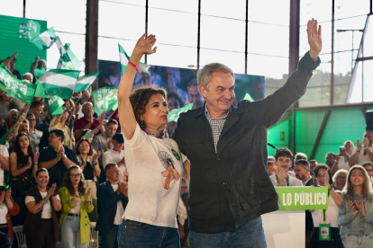 El expresidente del Gobierno José Luis Rodríguez Zapatero y la la secretaria general del PSOE de Andalucía, María Jesús Montero en un acto electoral en Cártama (Málaga).