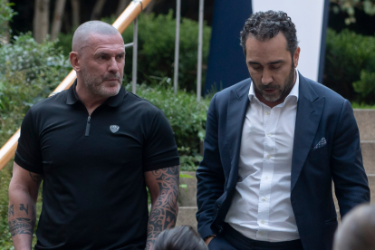 El líder de Desokupa, Daniel Esteve, junto a Víctor de Aldama.