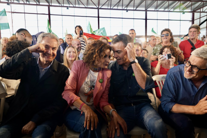 Acto electoral de  María Jesús Montero, acompañada por el secretario general del PSOE y presidente del Gobierno, Pedro Sánchez y el expresidente , José Luis Rodríguez Zapatero (1i), en Cártama (Málaga). A 1 de mayo de 2026 en Cártama, Málaga (Andalucía, España). María Jesús Montero ha contado este viernes que es el primer día de campaña electoral en Andalucía de cara a los comicios del día 17, con el respaldo del secretario general del PSOE y presidente del Gobierno, Pedro Sánchez, y de quien ocupara esos mismos cargos en una etapa anterior José Luis Rodríguez Zapatero, que la han acompañado en un mitin en Cártama (Málaga).

Álex Zea / Europa Press
01/5/2026