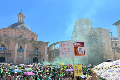 Manifestación a su paso por la Plaza de la Virgen
