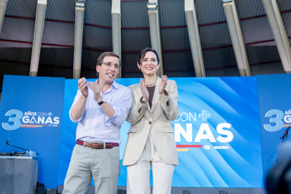 Isabel Díaz Ayuso y José Luis Martínez Almeida, en el Parque de Berlín