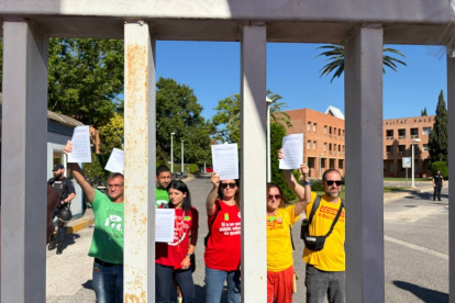Representantes sindicales a las puertas de la Conselleria de Educación.