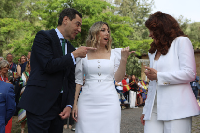 La presidenta de la Junta de Extremadura, María Guardiola, el presidente andaluz, Juanma Moreno, y la concejala de Budapest Kata Tütto ,en el Monasterio de San Jerónimo de Yuste.