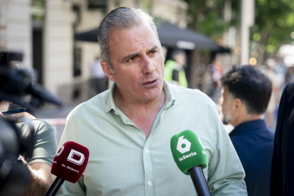 El portavoz de Vox en el Ayuntamiento de Madrid, Javier Ortega-Smith, ofrece declaraciones a los medios durante  una manifestación para exigir la dimisión del presidente del Gobierno, Pedro Sánchez, a 23 de mayo de 2026, en Madrid (España). 