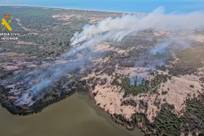 Vista aérea del incendio en el paraje Corral de Félix, en Almonte (Huelva).