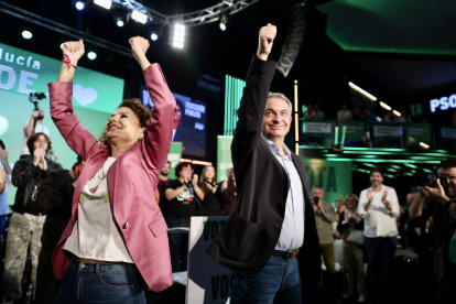La secretaria general del PSOE-A, María Jesús Montero, en un acto de campaña en Cádiz junto al expresidente del Gobierno José Luis Rodríguez Zapatero.