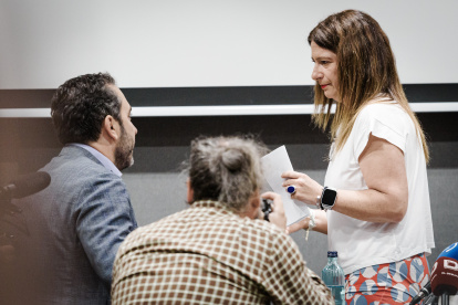 (Foto de ARCHIVO)
El empresario Víctor de Aldama y la exmilitante socialista Leire Díez, durante una rueda de prensa en el Hotel Novotel, a 4 de junio de 2025, en Madrid  (España). Leire Díaz que aparece en diversos audios haciendo gestiones contra mandos de la Unidad Central Operativa (UCO) de la Guardia Civil, ha convocado una comparecencia ante los medios de comunicación, después de haberse reunido ayer  en Ferraz con el jefe de los servicios jurídicos del PSOE u haberse dado de baja como afiliada del PSOE.

Carlos Luján / Europa Press
04 JUNIO 2025;PSOE;MADRID;SOCIALISTA;FONATNERA
04/6/2025