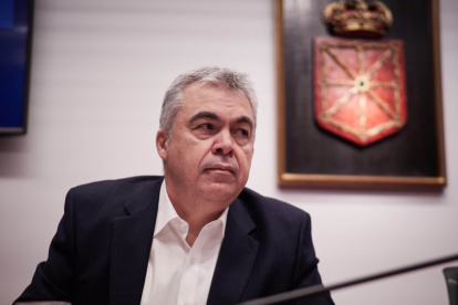 El exsecretario de organización del PSOE Santos Cerdán comparece en la Comisión de Investigación sobre adjudicaciones públicas del Parlamento de Navarra.