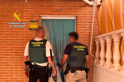 Agentes de la Guardia Civil a las puertas del domicilio del presunto estafador.