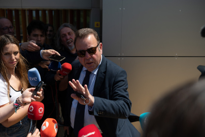 El abogado de David Sánchez, Emilio Cortés, atiende a los medios de comunicación tras salir del Juzgado de Instrucción número 3 de Badajoz.