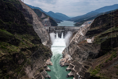 La presa regula el flujo del río y contribuye al suministro energético regional.